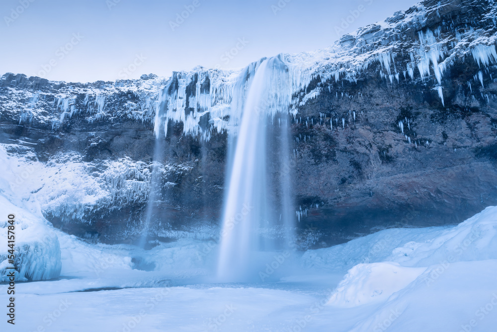 冰岛Seljalandsfoss瀑布。冰岛冬季景观。高瀑布和岩石。雪和我