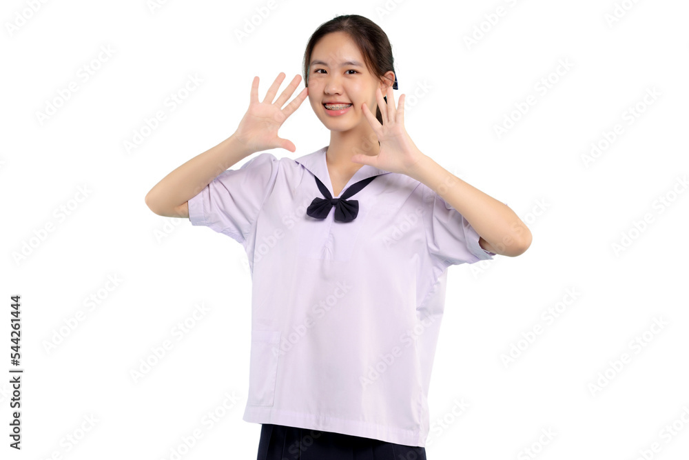 快乐背带穿着校服的亚洲女学生微笑。PNG文件格式透明背景。