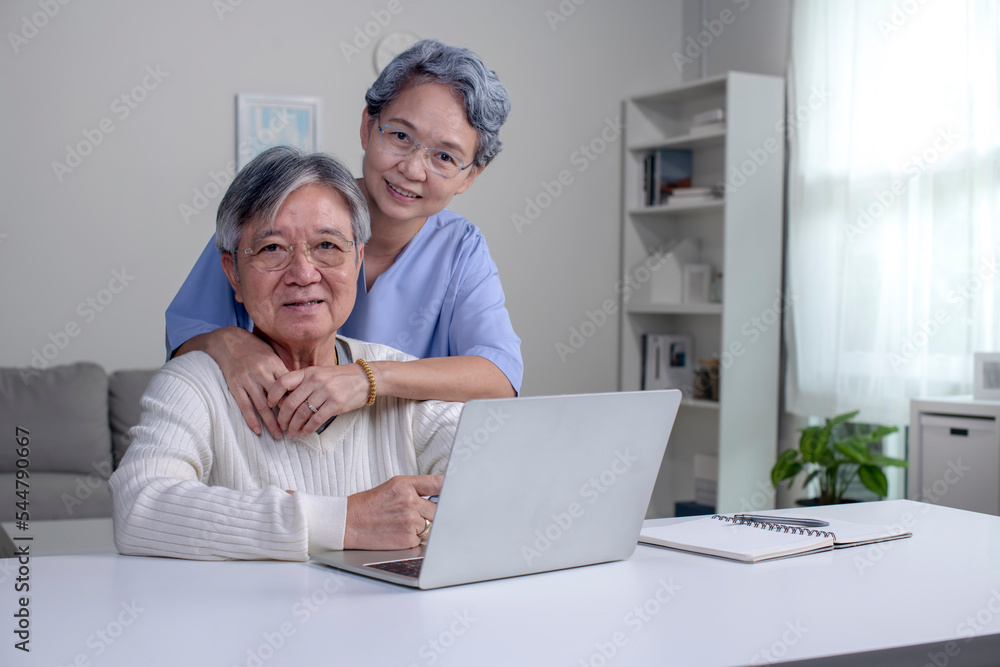 幸福的亚洲老年夫妇在家。英俊的老人和迷人的老妇人正在共度时光