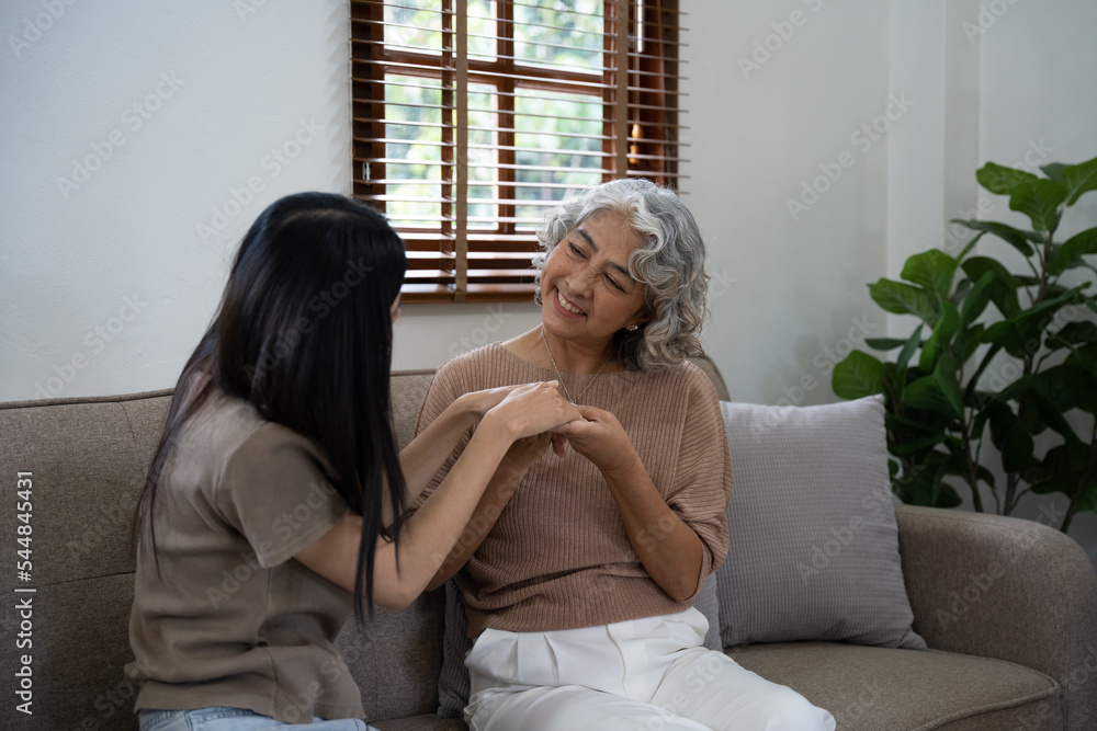 老年护理和保险理念，带着女儿在家的幸福老人。