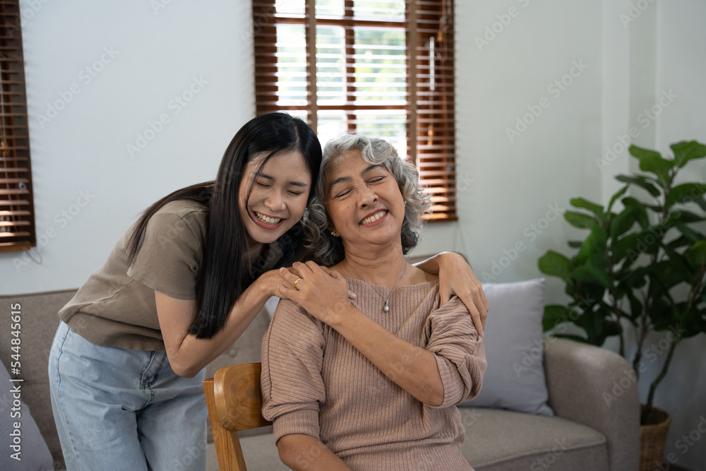 老年护理和保险理念，幸福的老年妇女和她的女儿在家。