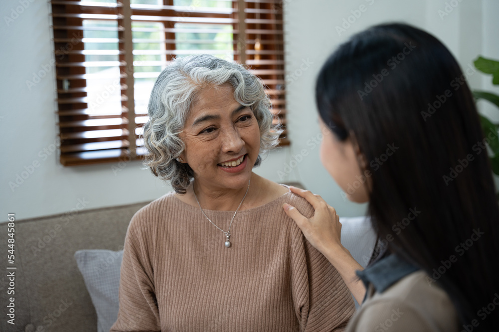 养老保险理念，家里有女儿的幸福老妇。