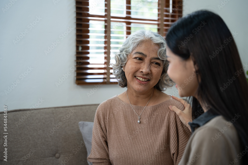 养老保险理念，家里有女儿的幸福老妇。