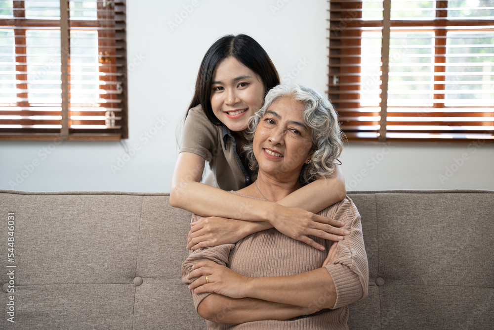 养老保险理念，家里有女儿的幸福老妇。