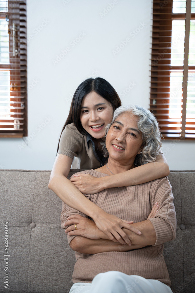 养老保险理念，家里有女儿的幸福老妇。