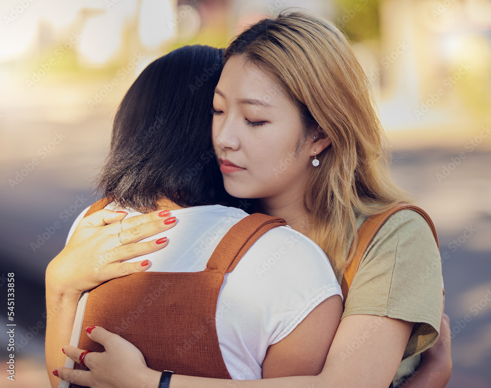 爱、女人和拥抱，让她们联系、悲伤，让她们理解问题、同情和平静