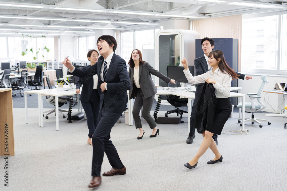 オフィスでダンスを踊る人々