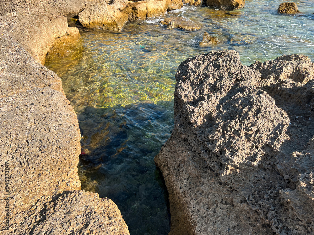 岩石海岸与海水的近景