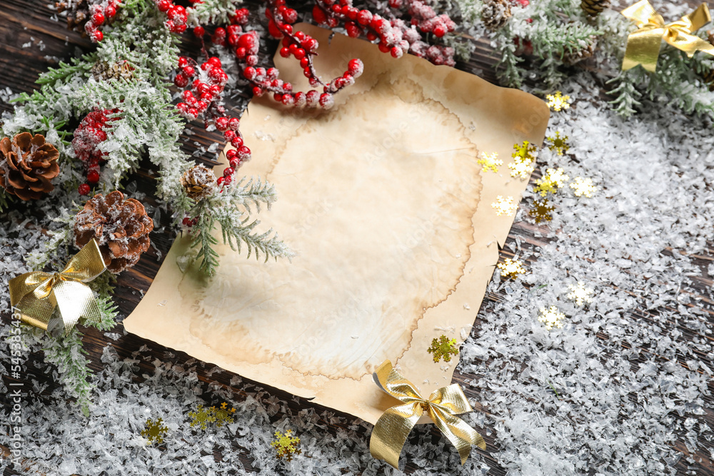 给圣诞老人的空白信、美丽的圣诞装饰和木制背景上的雪组成