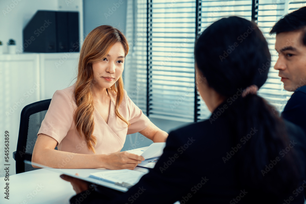 一位年轻的亚洲女性候选人试图通过能力给面试官留下深刻印象。国际合作