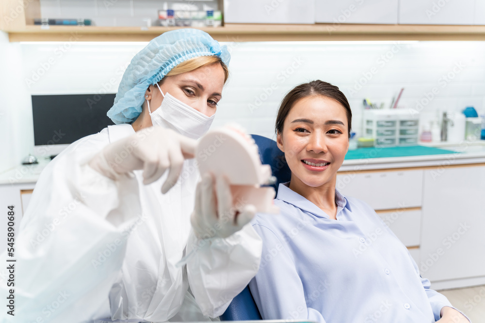 高加索牙医在牙科健康诊所为年轻女孩检查牙齿。