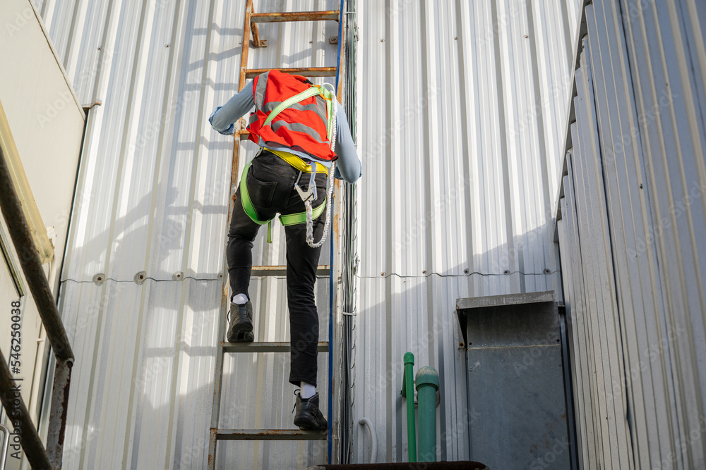 施工人员在建筑物屋顶结构上作业时系安全带