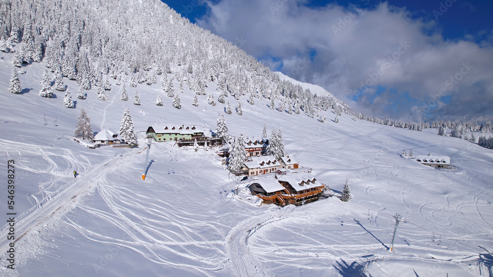 雪域高山滑雪场中央山间小屋的空中田园风光