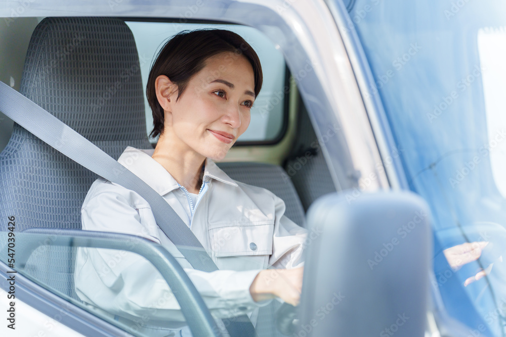 トラックを運転する女性