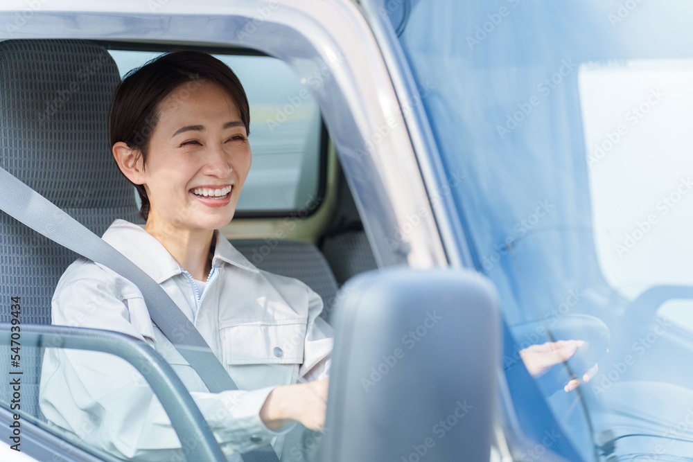 トラックを運転する女性