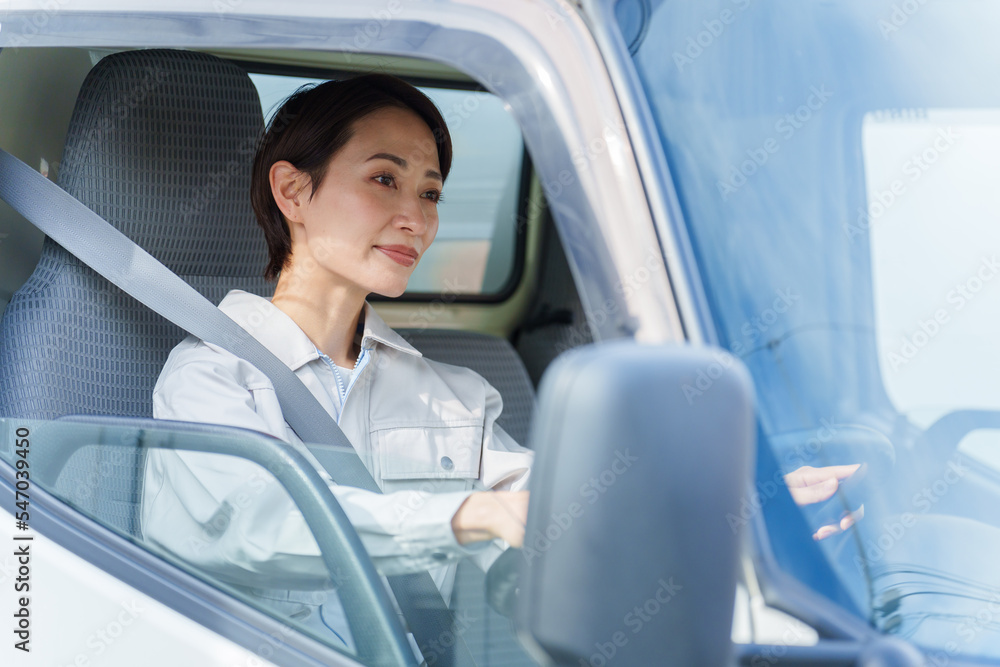 トラックを運転する女性