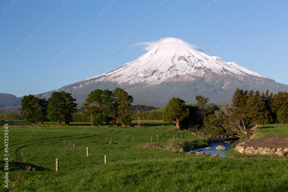 雪山塔拉纳基溪