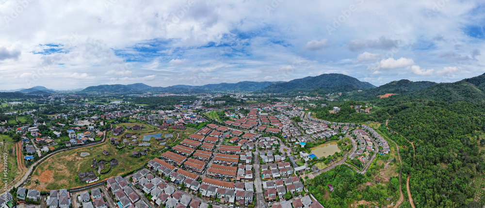 新开发房地产。白天住宅和车道附近的鸟瞰图