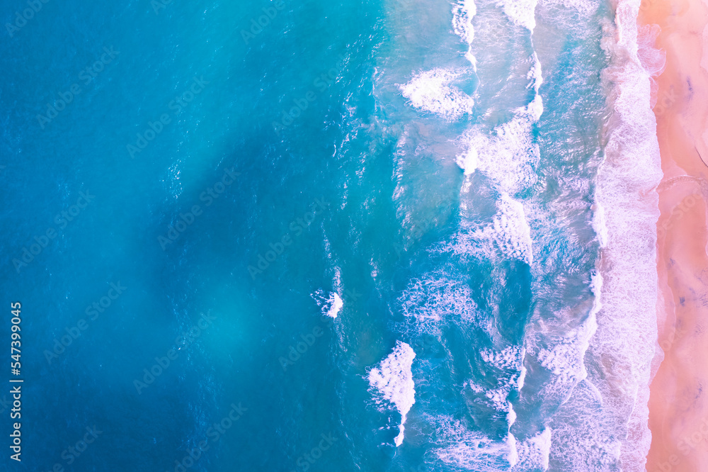 海浪冲击的鸟瞰图海滩沙滩上的白色泡沫波浪，俯视海滩海景，纳特