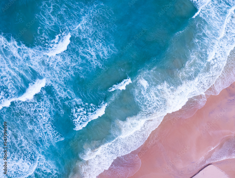 海浪撞击的鸟瞰图海滩沙上的白色泡沫波，俯视海滩海景，Nat