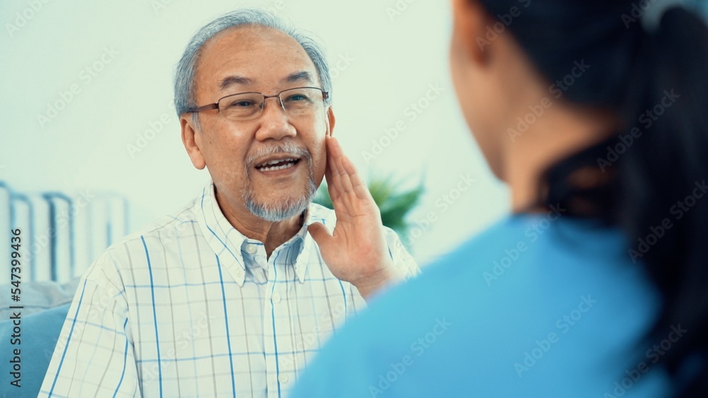 一位年轻的女医生在家里询问一位满足的老年人的个人信息。医疗车