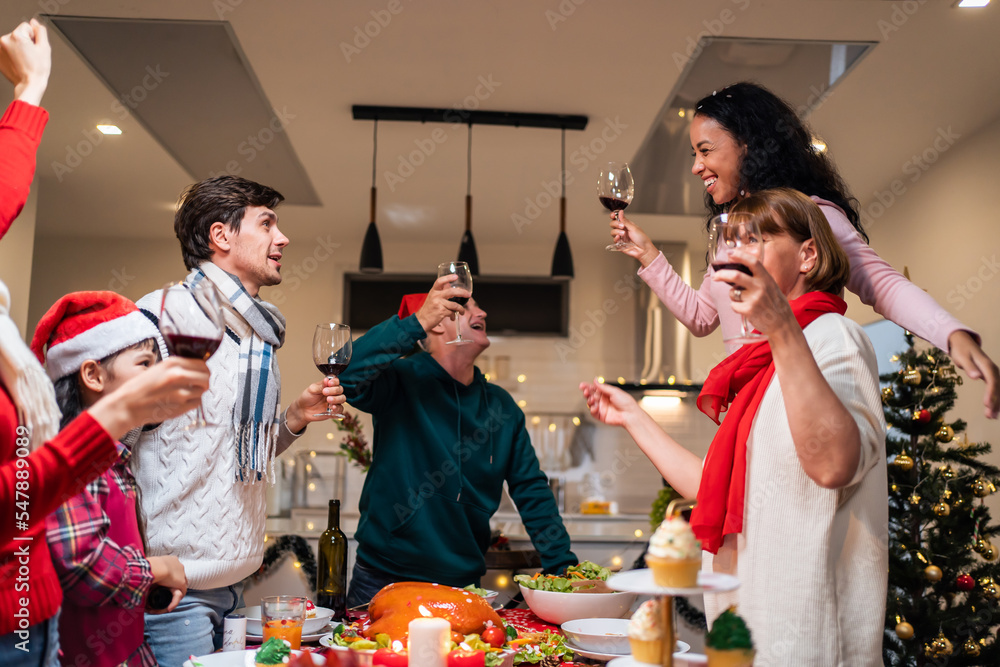 多民族大家庭在家里一起庆祝圣诞派对。