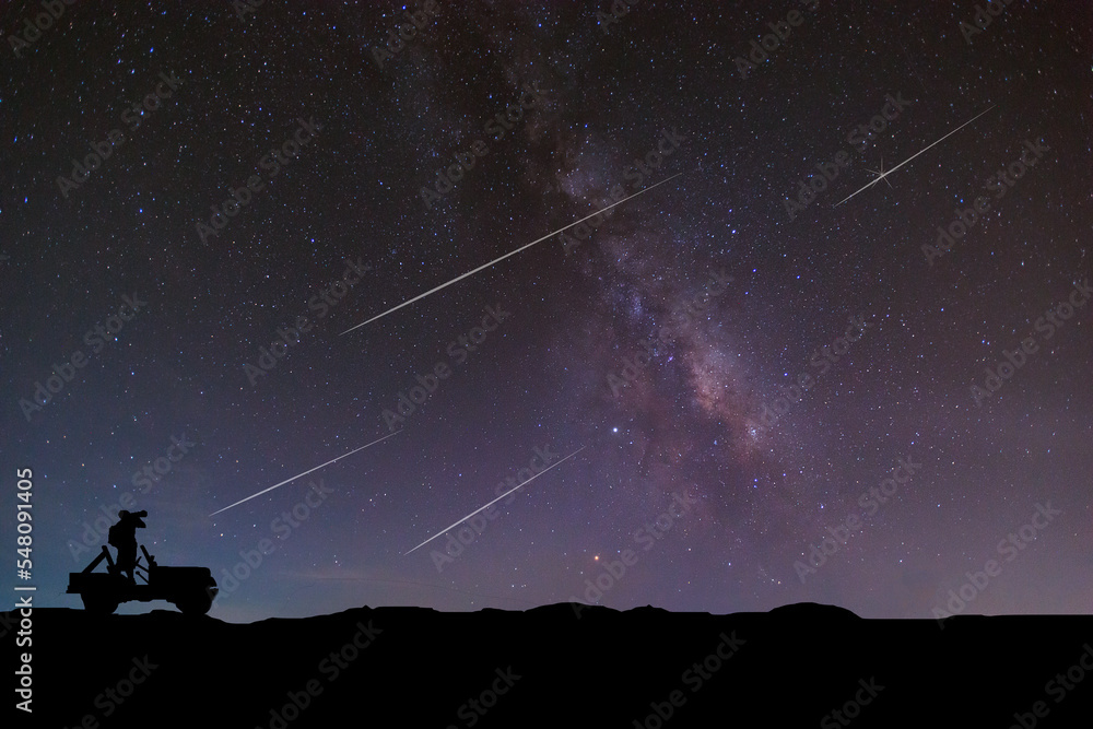 剪影吉普车。旅行。在黑夜，星空为背景。