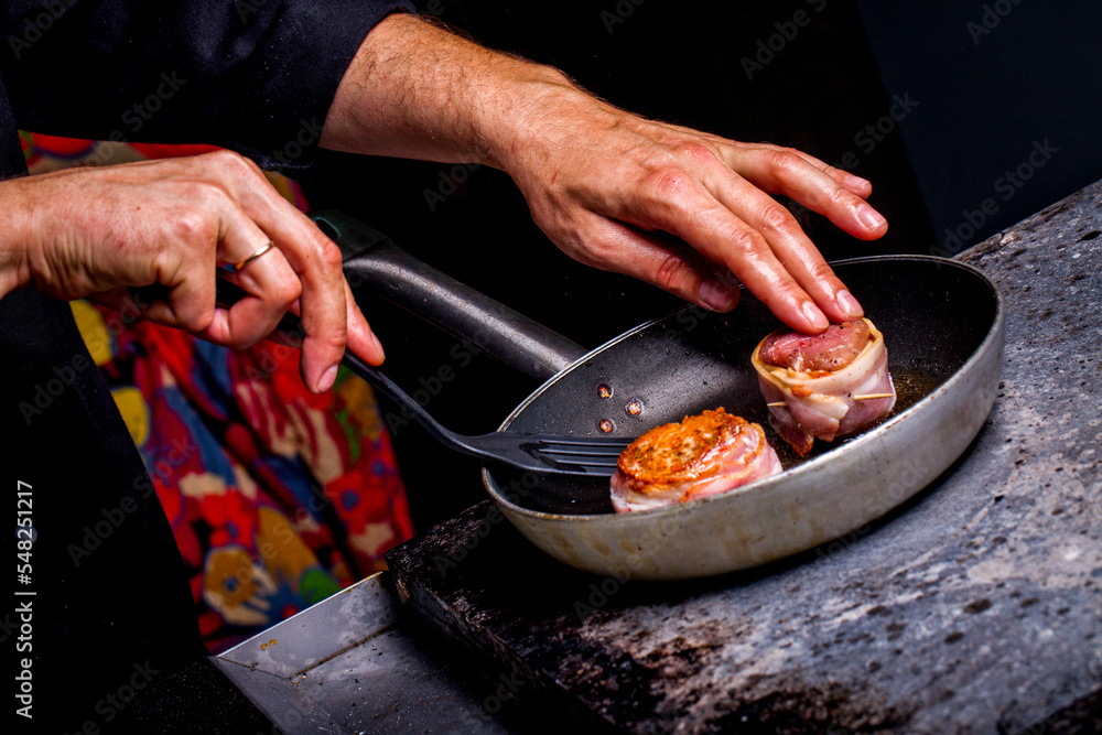 餐馆里用煎锅煎肉卷