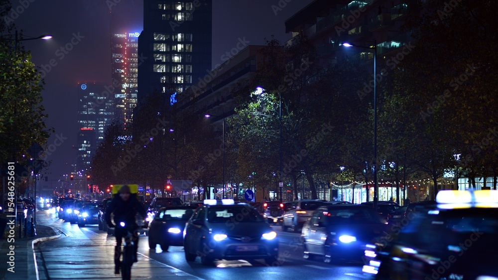 市中心的夜晚城市生活。街道上的汽车。夜晚的城市路灯。