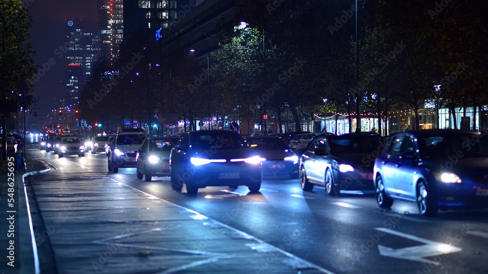 市中心的夜生活。街上的汽车。夜晚的城市路灯。