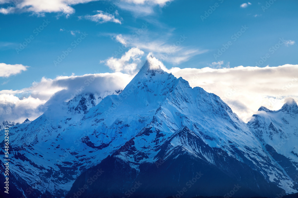 中国云南省德庆州梅里雪山景观。