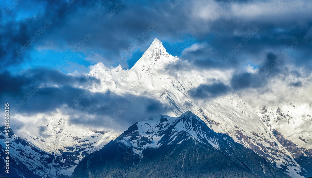 中国云南省德庆州梅里雪山景观。