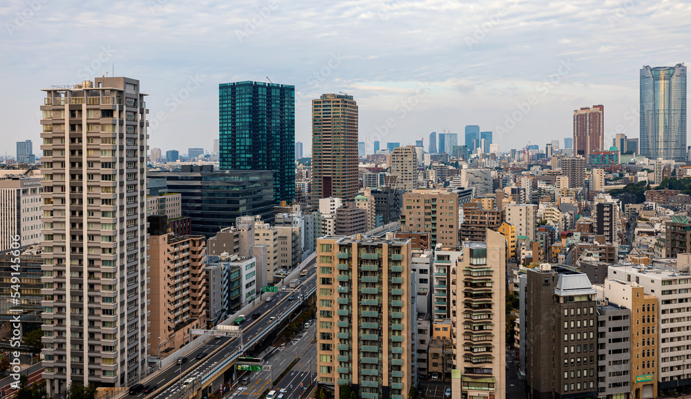 穿越日本东京南部的摩天大楼和高速公路