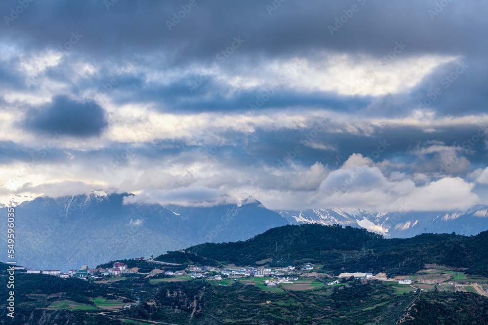 中国云南省德庆州梅里雪山和小镇景观。