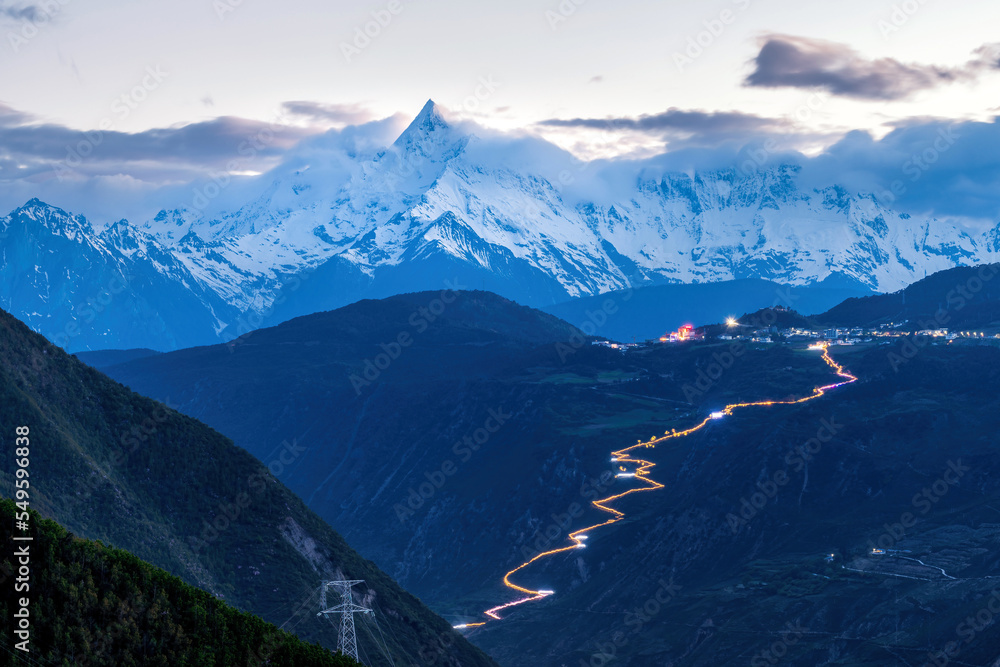 中国云南省德钦州梅里雪山和小镇景观。