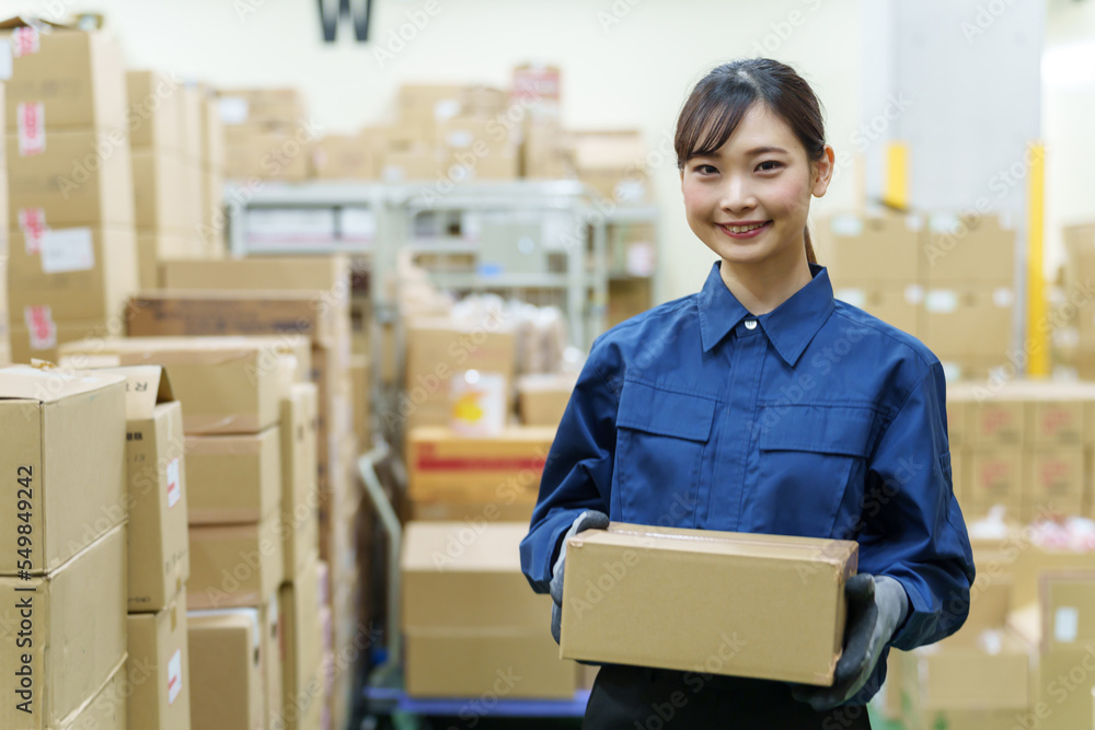 倉庫で働く女性作業員のポートレート