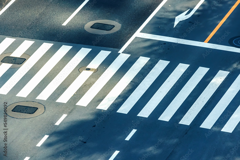 日本东京西新宿的空十字路口人行横道