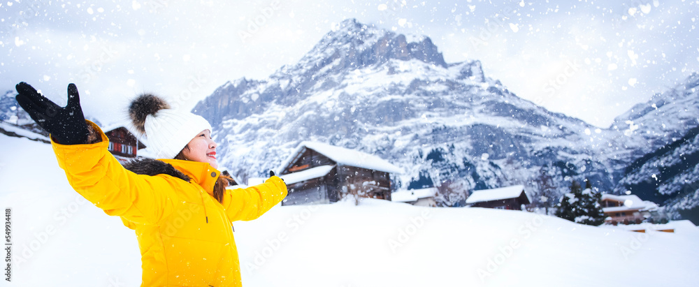 Grindelwald瑞士欧洲之巅，穿着黄色外套的亚洲女子。她在真空吸尘器上感觉很开心