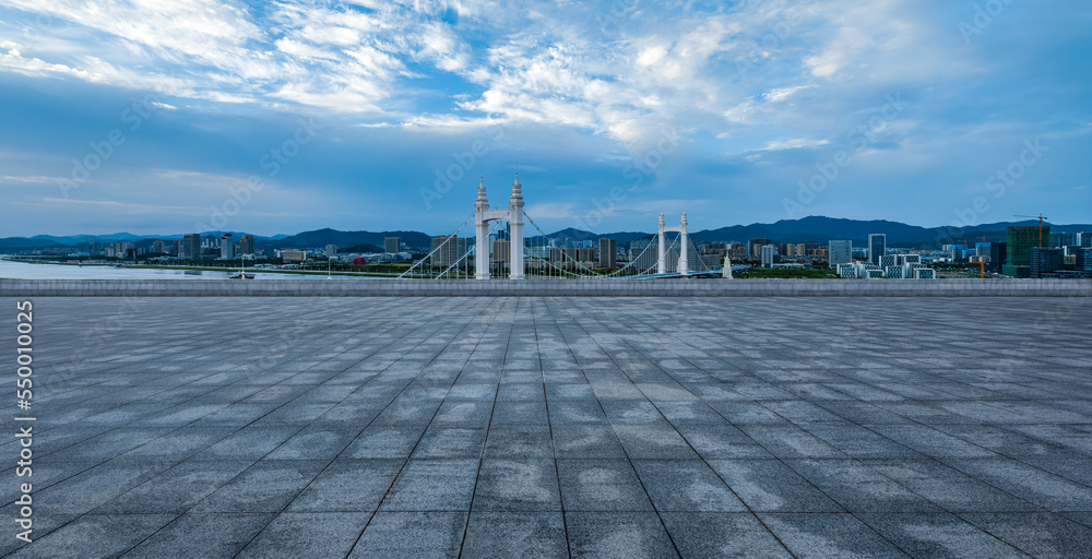 中国浙江省舟山市与城市天际线相连的广场层和桥梁。