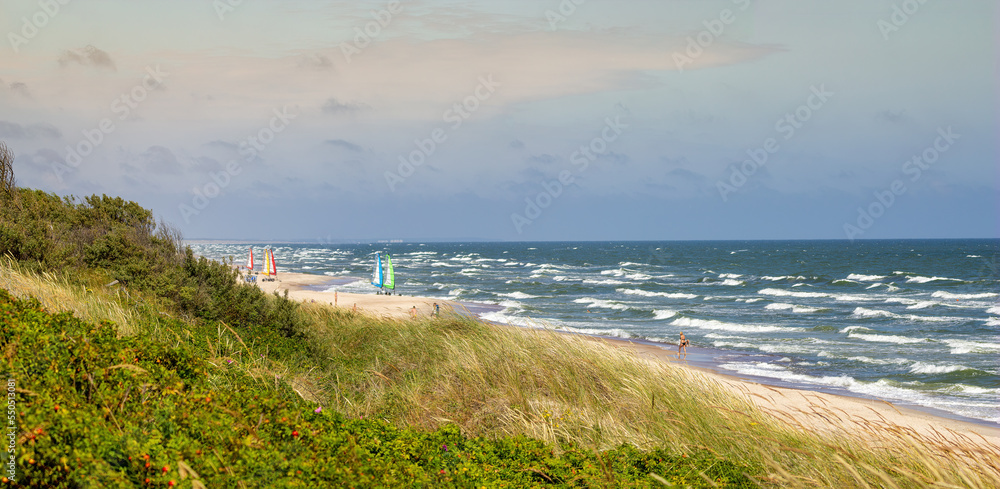 Sventoji一个阳光明媚的夏日，波浪状海岸的全景