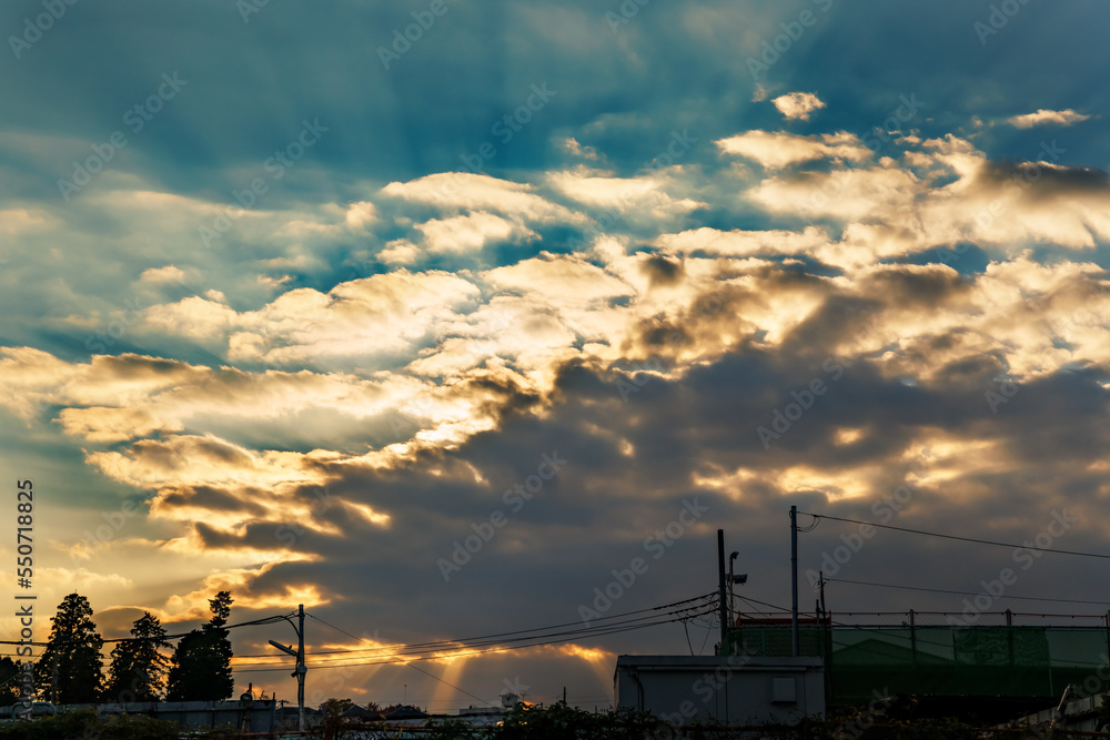 雲と空のコントラストが綺麗な横浜郊外の夕日