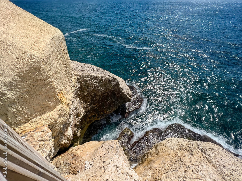 阳光明媚的日子，从高高的悬崖上欣赏美丽的海景