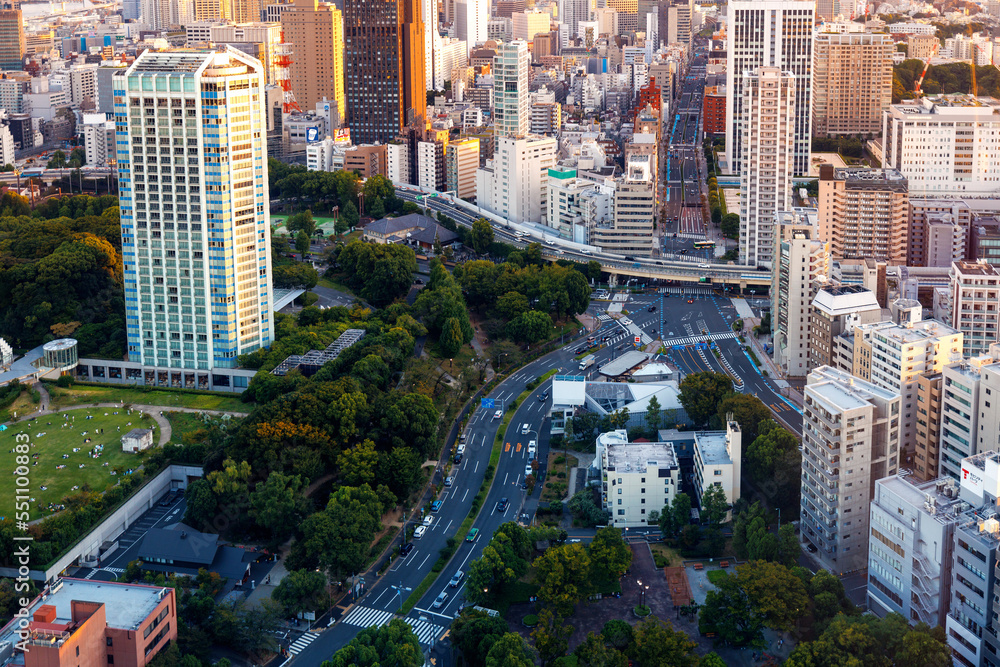 日本东京南都日落时的天际线和城市景观鸟瞰图