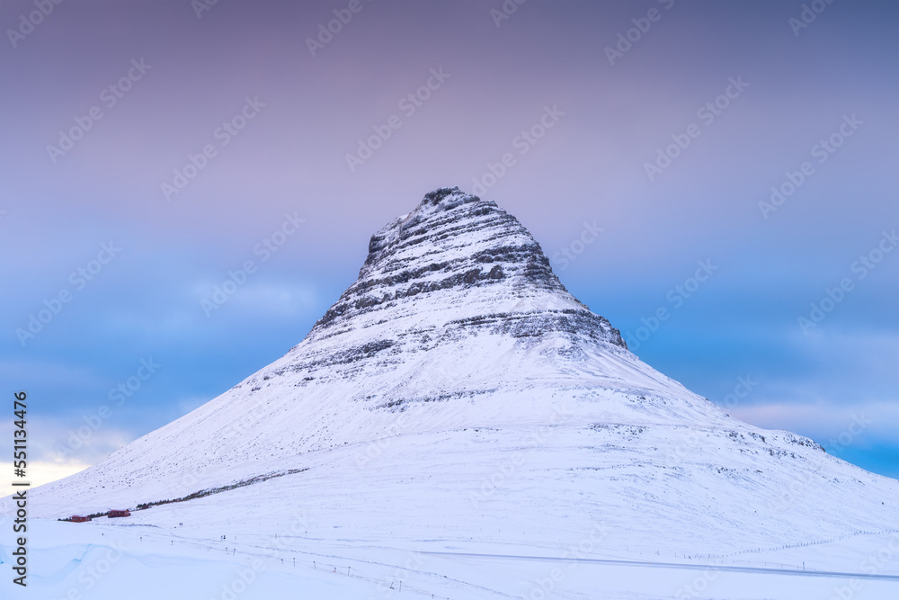 冰岛柯克朱费尔山。冬季自然景观。天空背景下的山。雪和