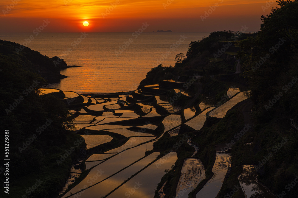 夕日と浜野浦の棚田