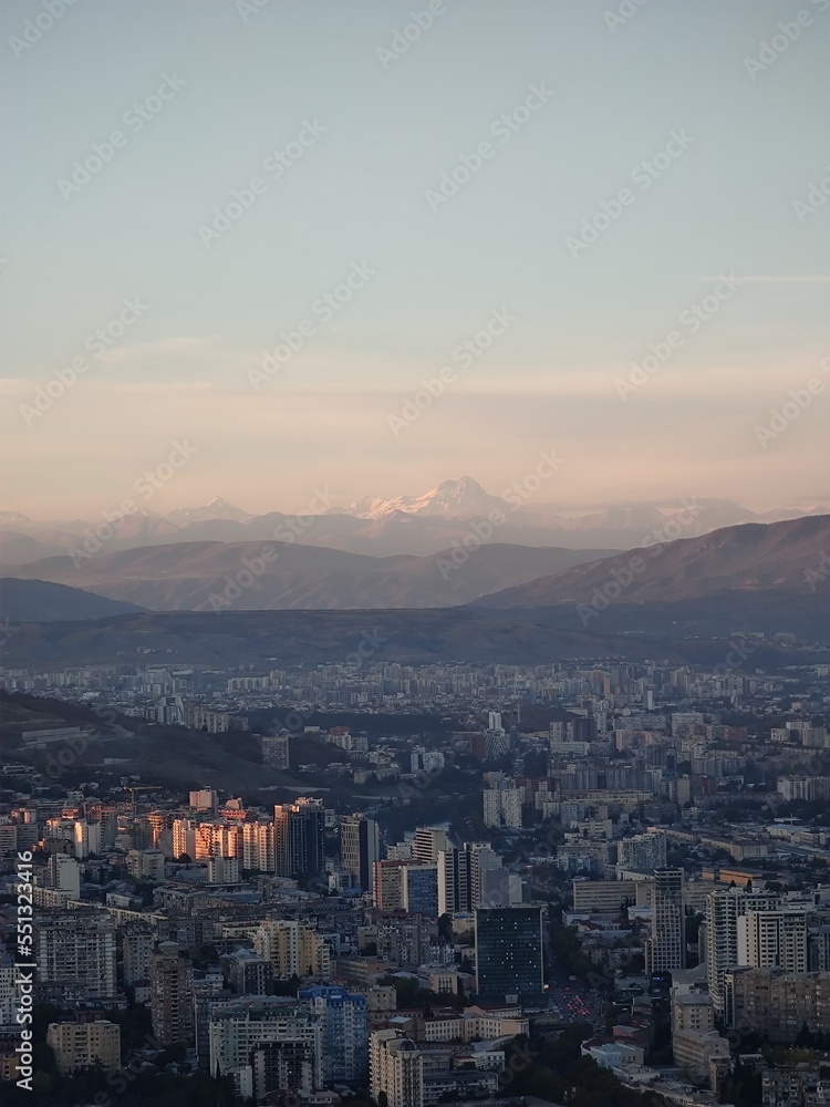 城市和山脉景观