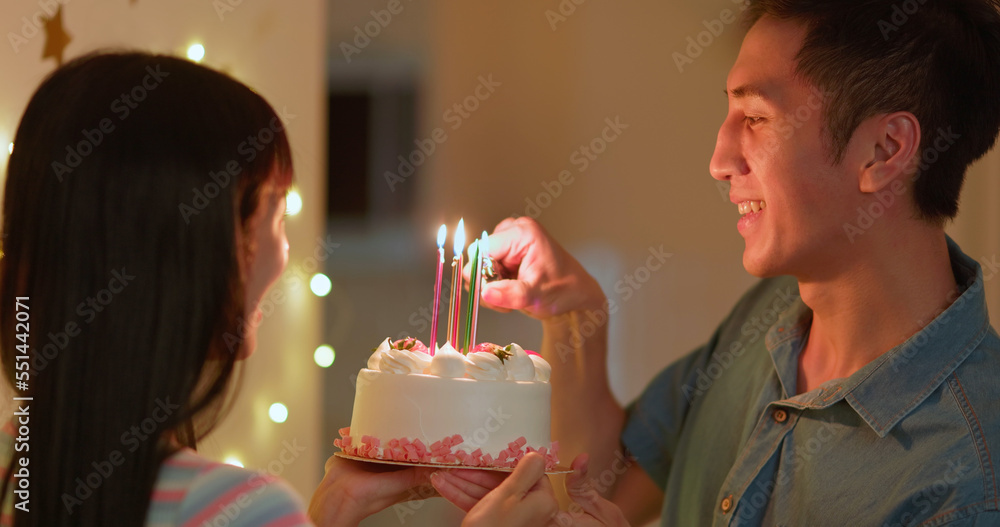 亚洲情侣庆祝生日