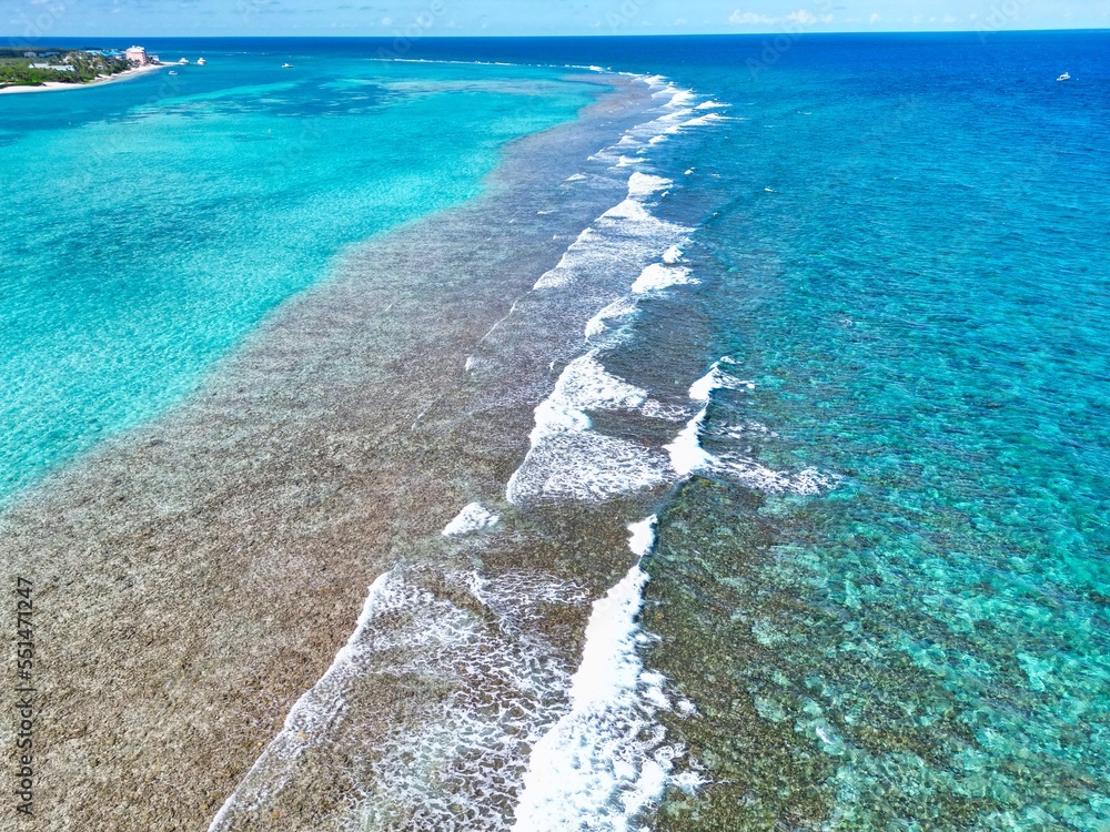 平静的海浪拍打着沙洲