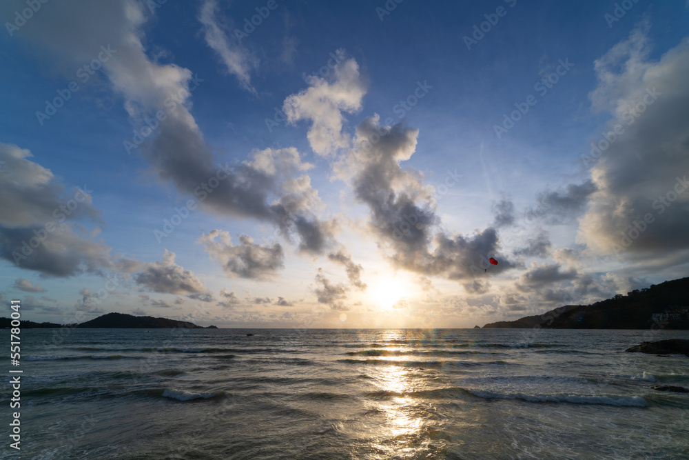 风景壮丽的云朵长时间暴露在天空中日落或海上日出时的倒影