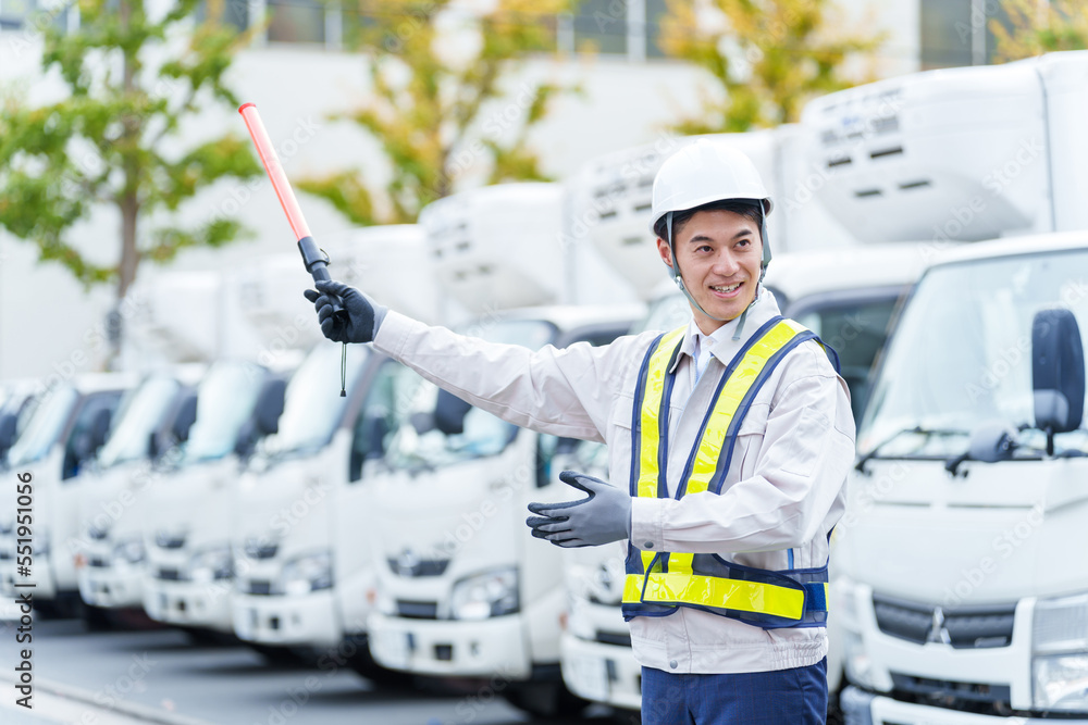 交通整理をする警備員